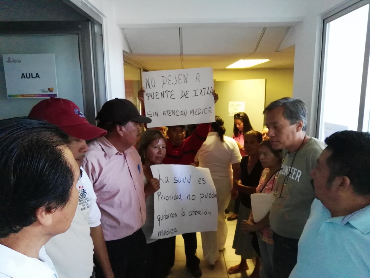 Se manifiestan contra el recorte de personal en el hospital comunitario de Puente de Ixtla