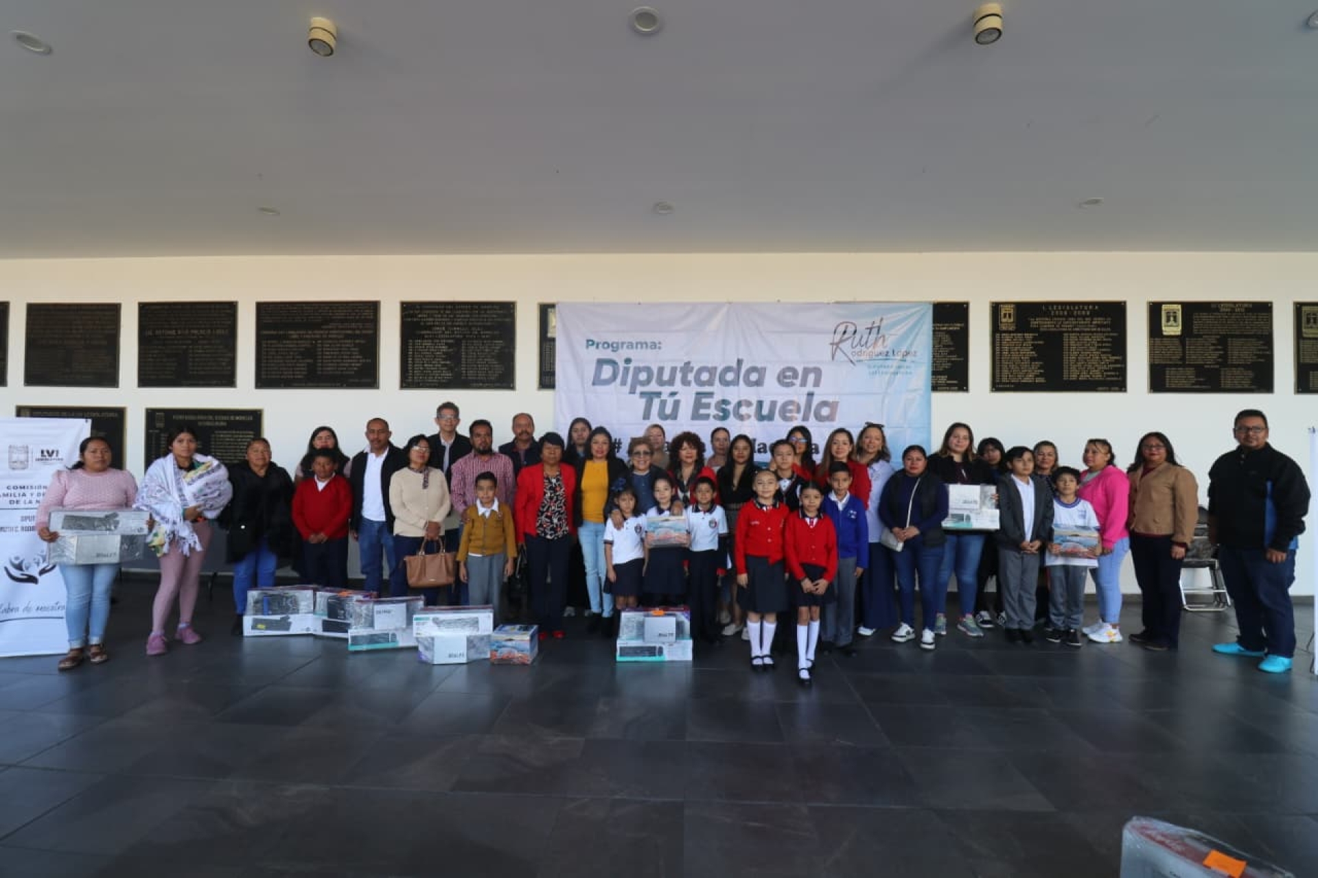 Impulsa diputada Ruth Cleotilde Rodríguez la educación con entrega de equipo multimedia
