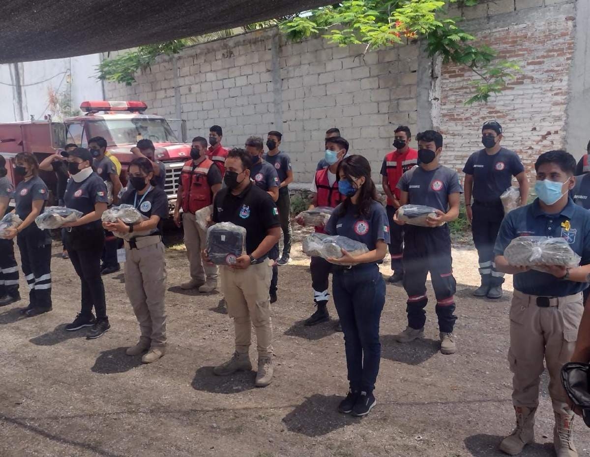 Entregan uniformes a los bomberos voluntarios de Tehuixtla