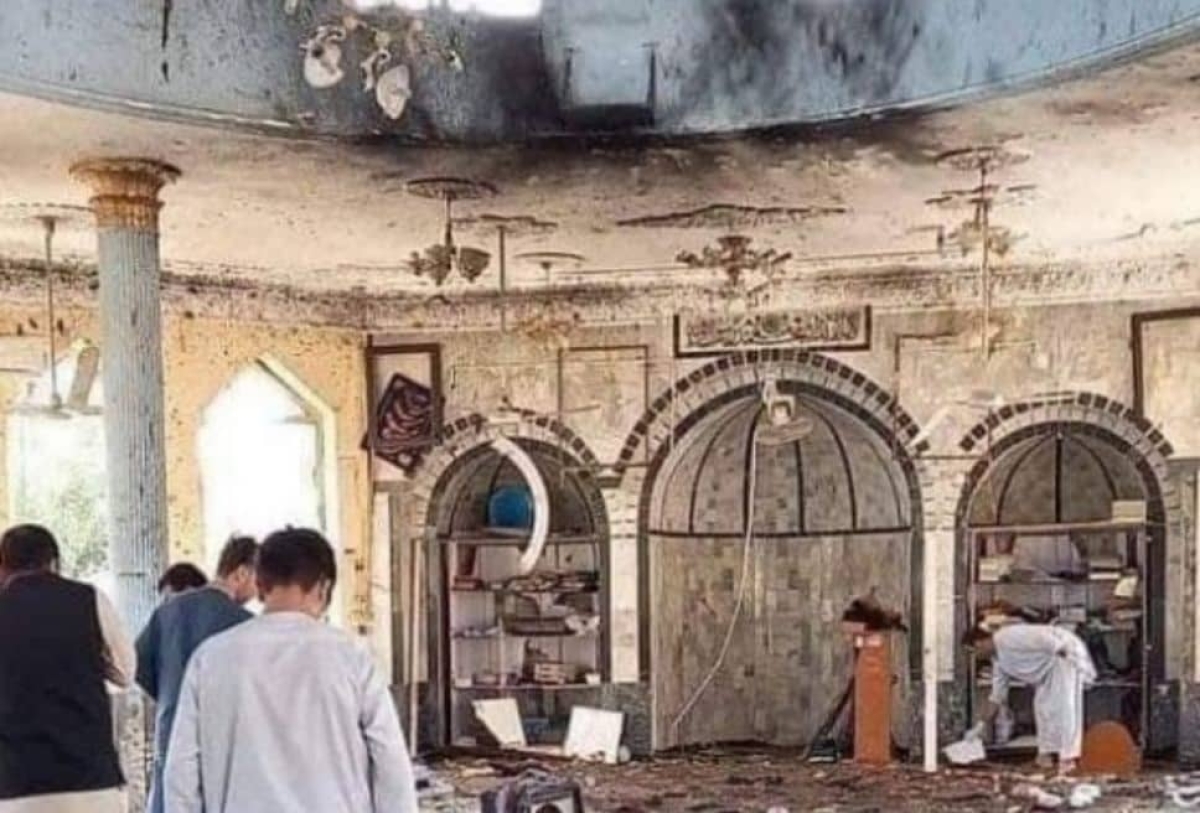 Explosión en mezquita de Afganistán deja al menos 100 muertos