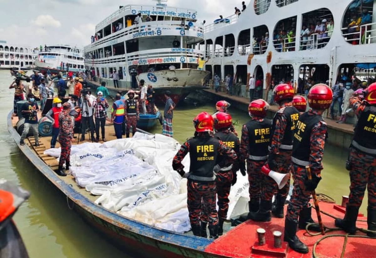 Choque de barcos en Bangladesh deja decenas de muertos