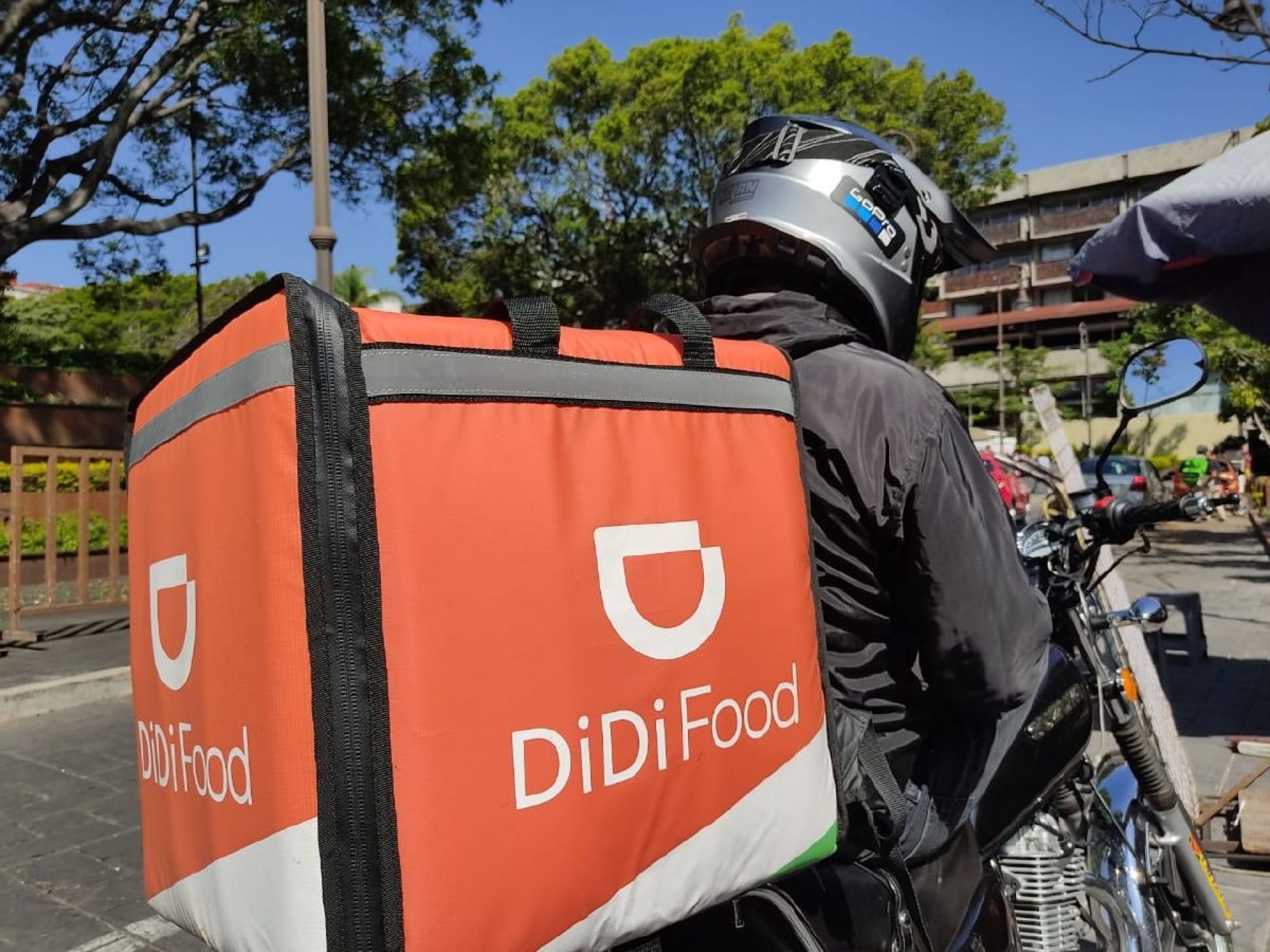 Con la pandemia aumentaron sus ingresos como repartidor de comida