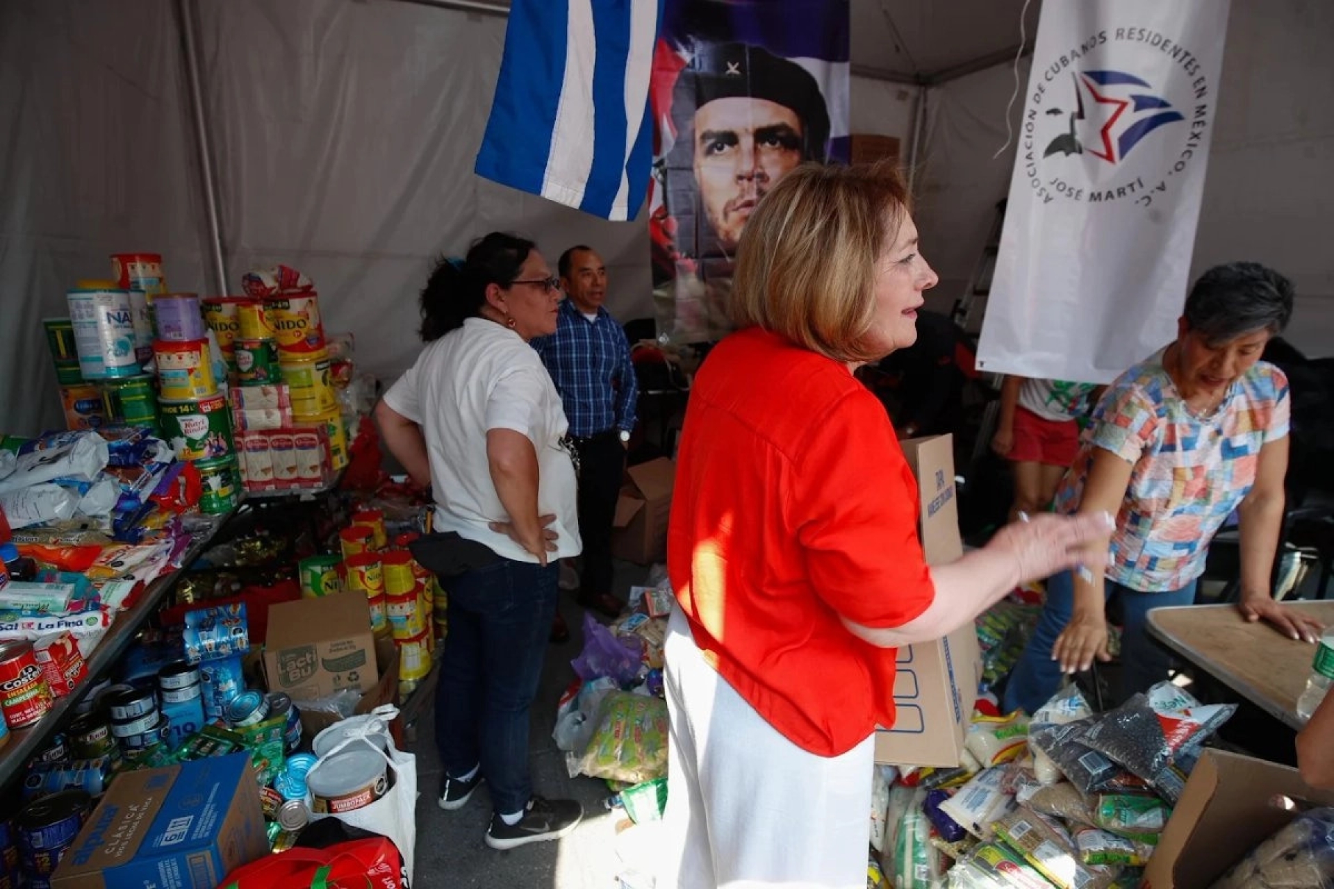 Centro de acopio en el Zócalo ha reunido seis toneladas de ayuda para Cuba