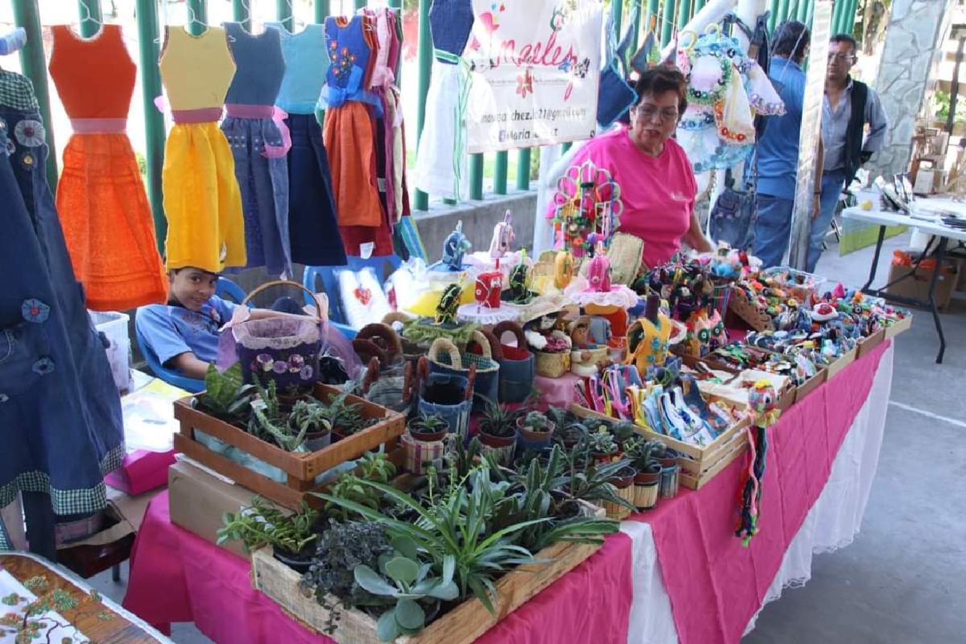 Ofrecen productos miacatlenses en expo 'Miaca-Arte'