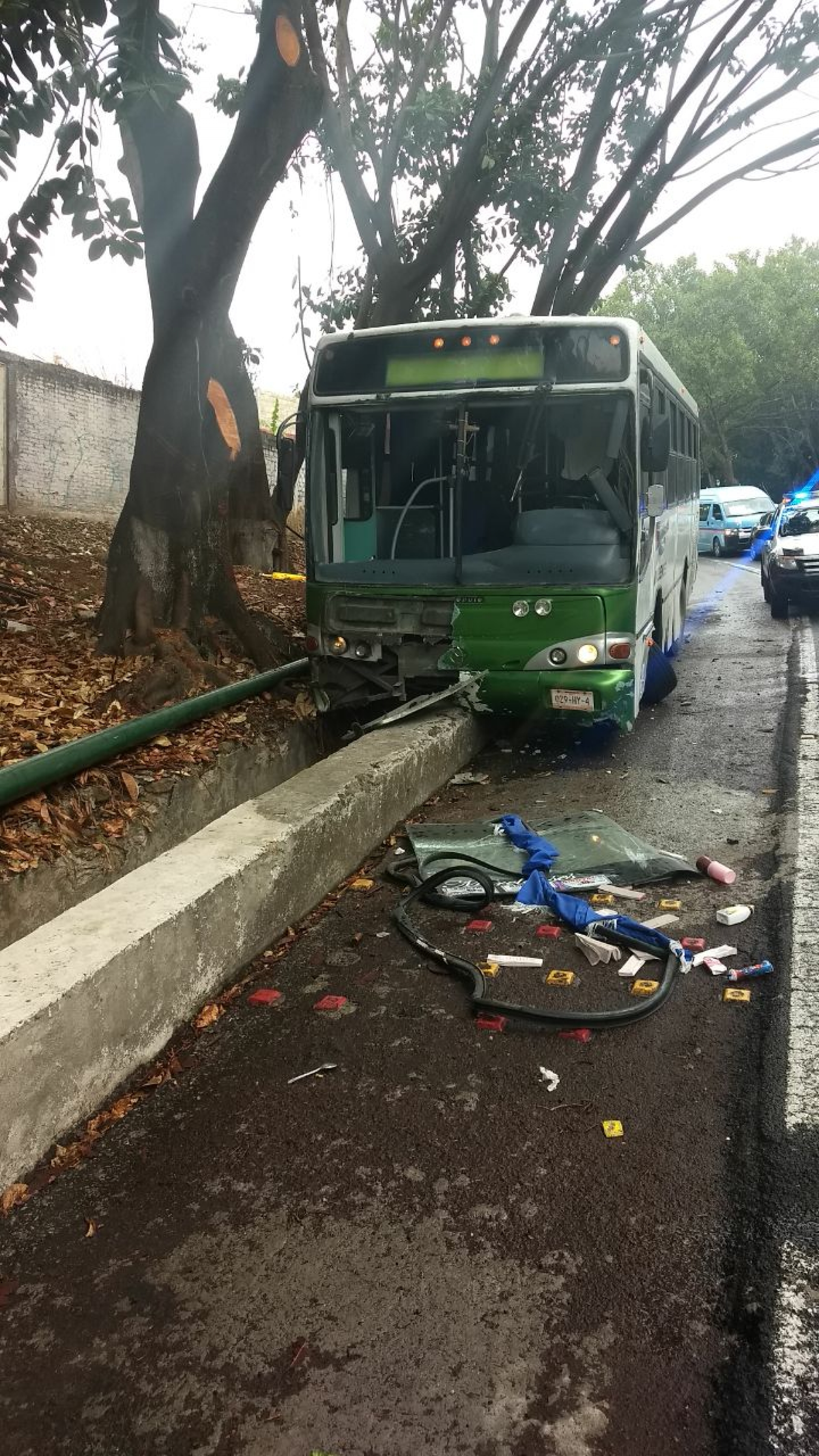 Tres heridos en la volcadura de un autobús en la colonia Buena Vista