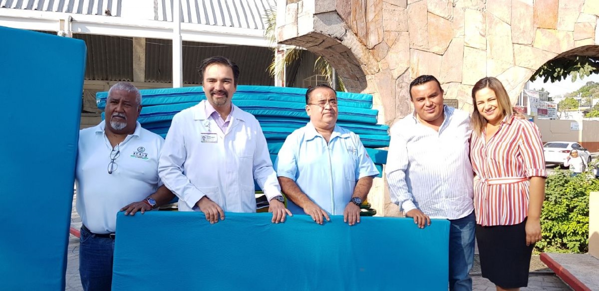 Entrega alcalde de Ayala colchonetas para camillas del Hospital General de Cuautla