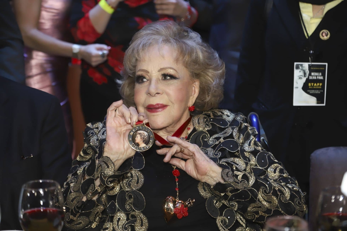 Silvia Pinal podría dejar área COVID pero seguirá en terapia intensiva