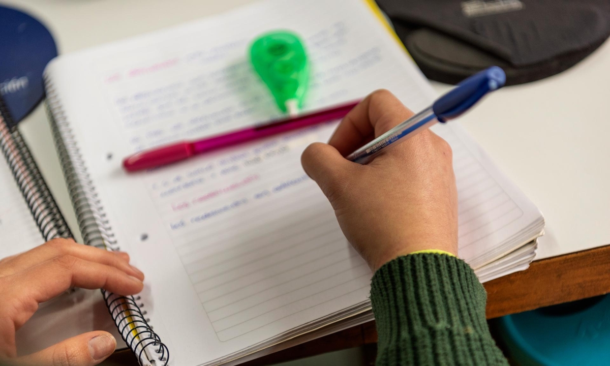 Alumno deja una nota a su maestra desafiandola: 'Cambiarme de sitio no funcionará'