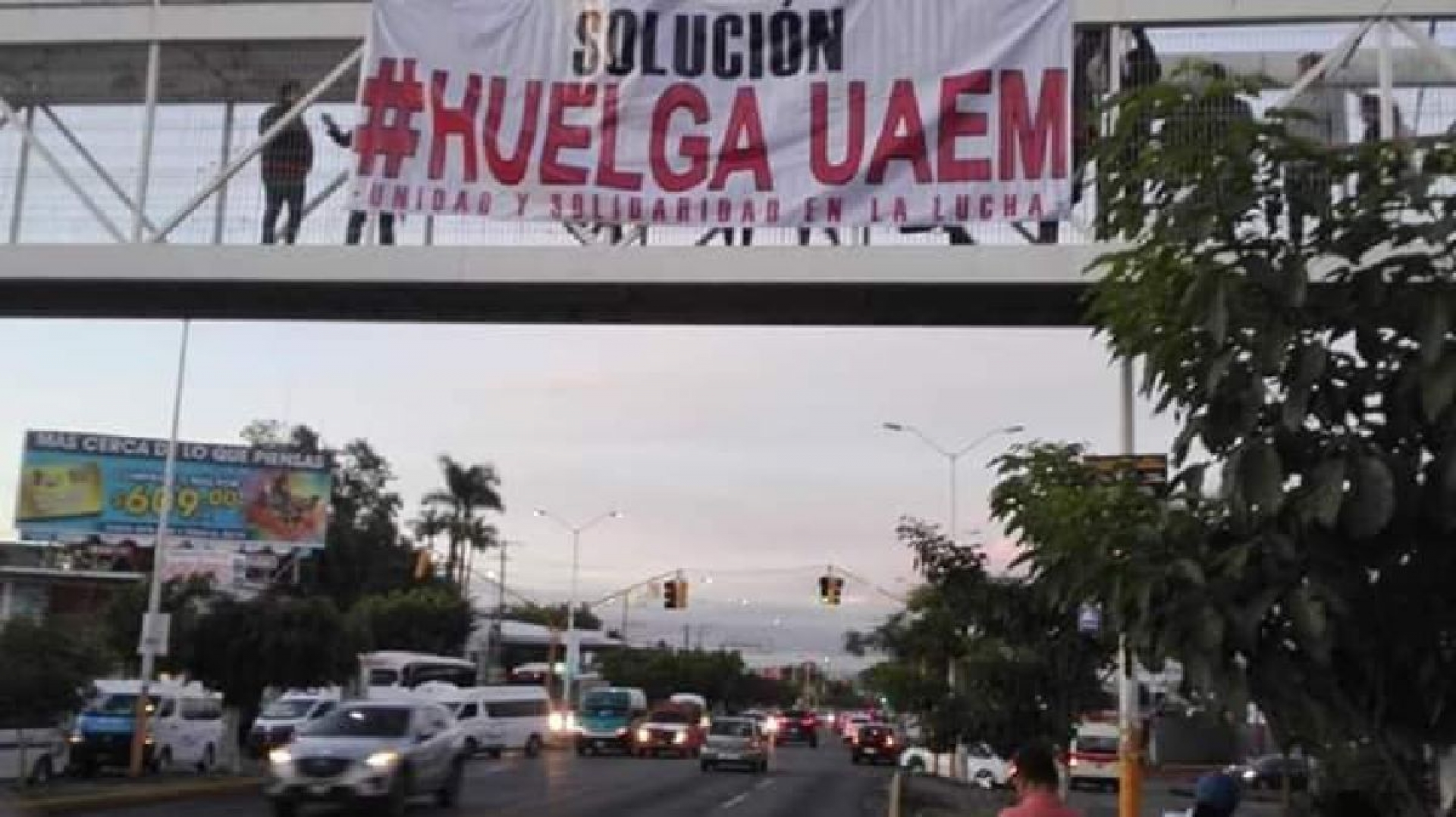 Con mantas en puentes sindicalizados exigen solución a la huelga de la UAEM en Cuautla