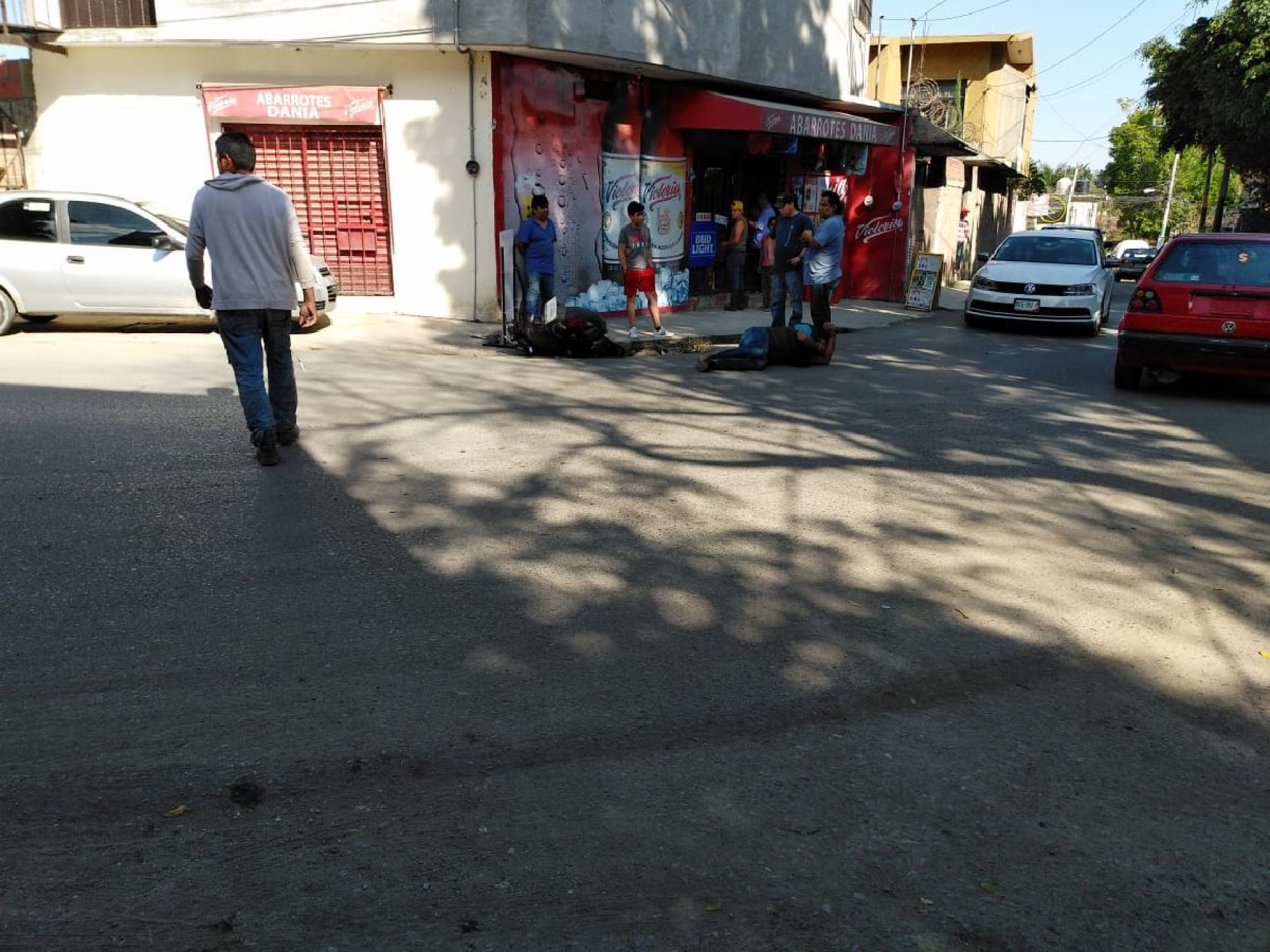 Presunto extorsionador cae a zanja con todo y moto