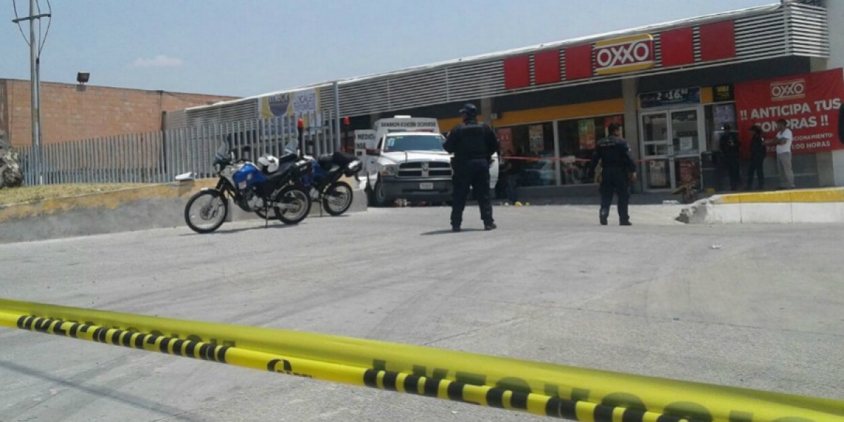 Asesinan a una persona a balazos, afuera de una tienda de autoservicio