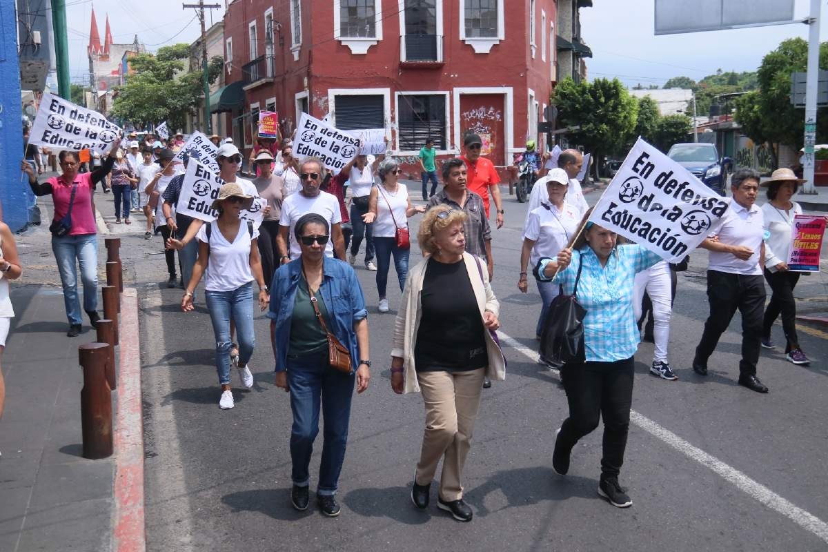 Marchan contra la distribución de los libros de texto gratuitos