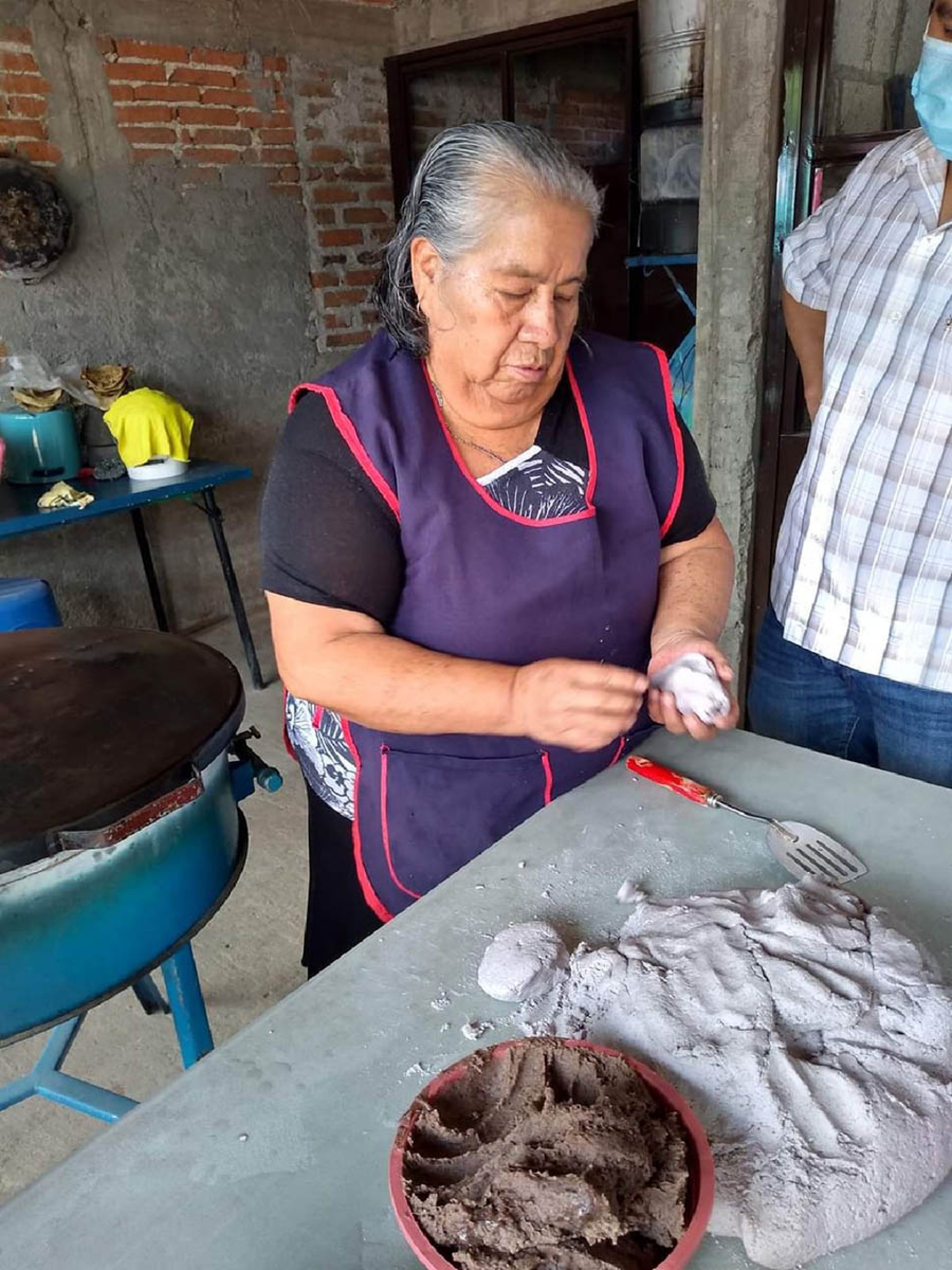 YELOTLAXCALLI  Tlaxcales rosas rellenos de frijol con miel