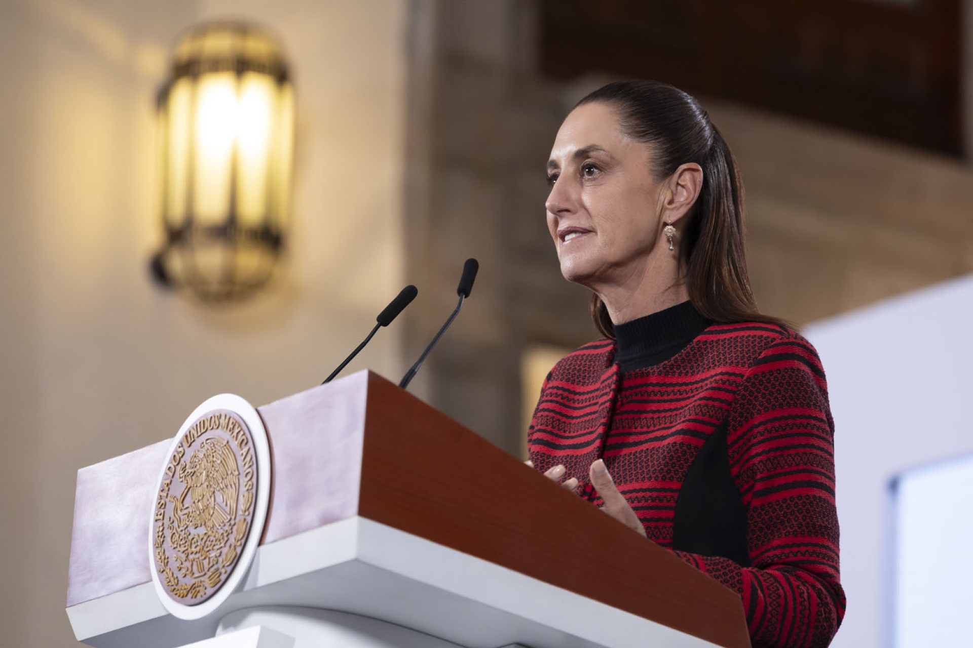 Sheinbaum confirma que mujer se asomó a ventana de Palacio Nacional