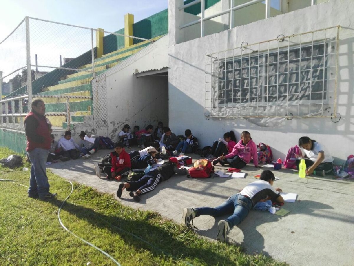 Reinicia Escuela “Justo Sierra” clases en cancha de fútbol