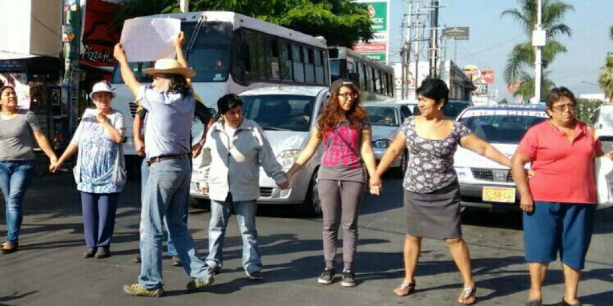 Bloquean vecinos de Teopanzolco la avenida Plan de Ayala; exigen agua potable