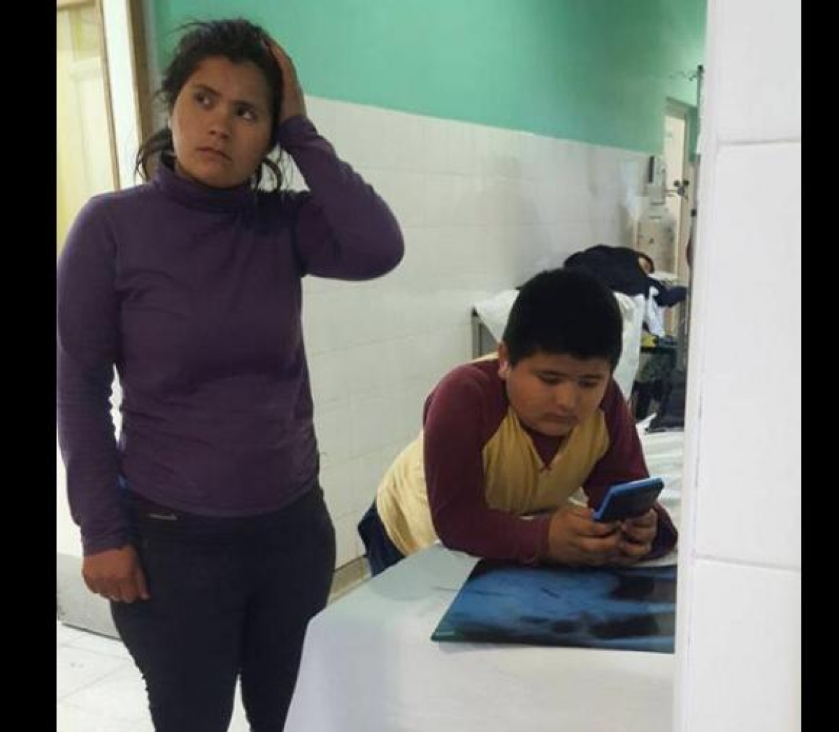VIDEO: Se traga el silbato de un muñeco y se hace viral