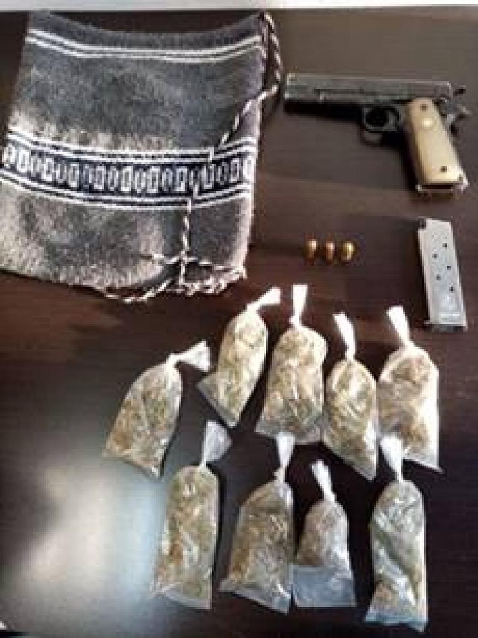 Les hallaron droga y una pistola