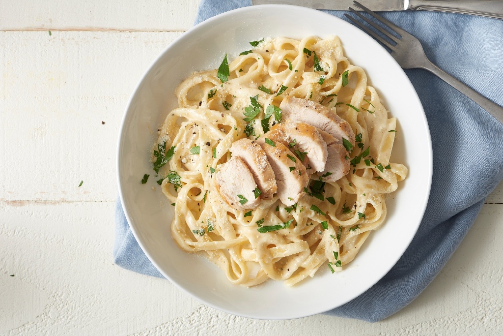 Fettuccine Alfredo con pollo: receta cremosa que encantará