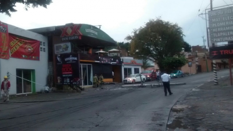 Choca auto contra un poste; hay tres heridos