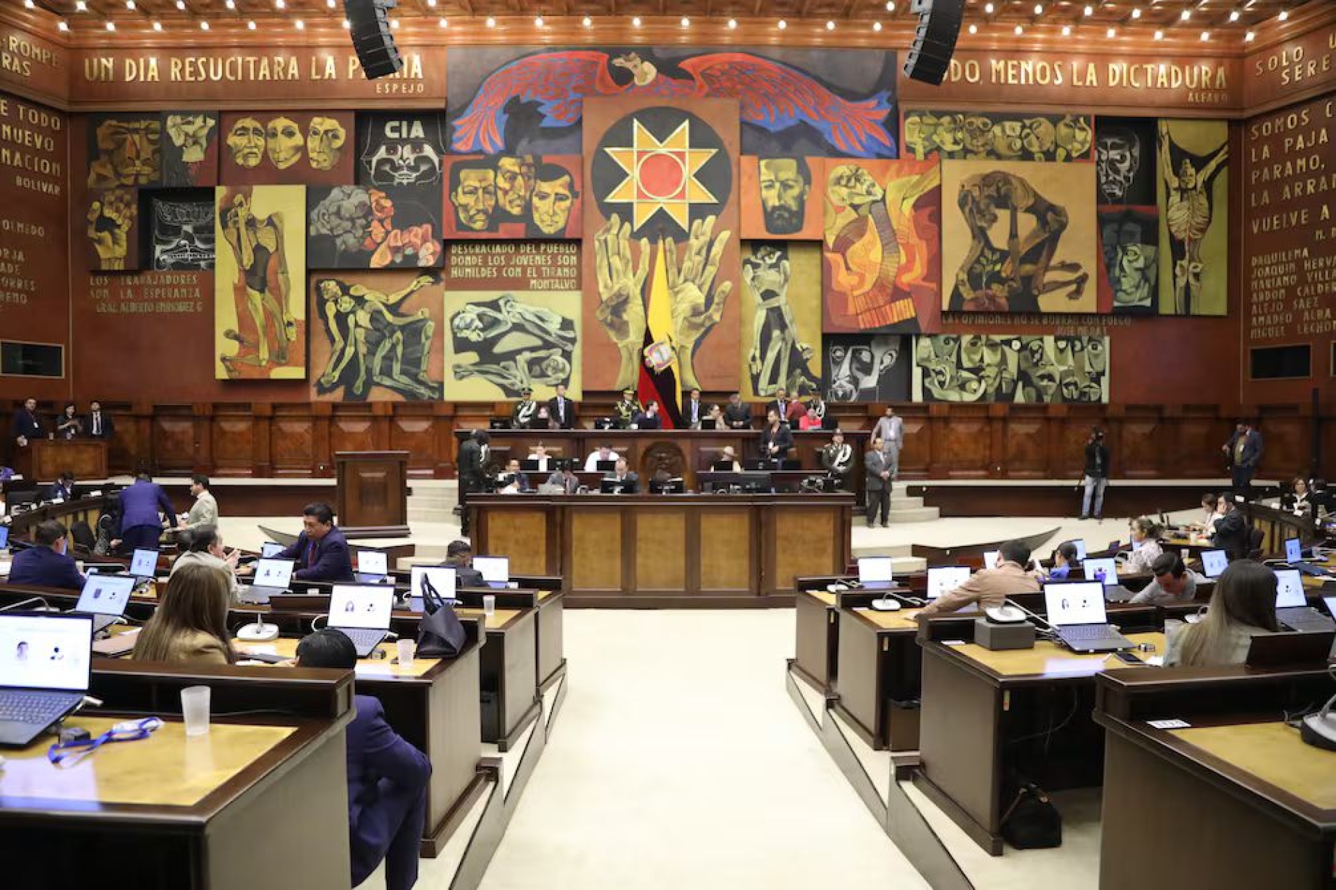 Asamblea de Ecuador aprueba plan para permitir bases militares extranjeras