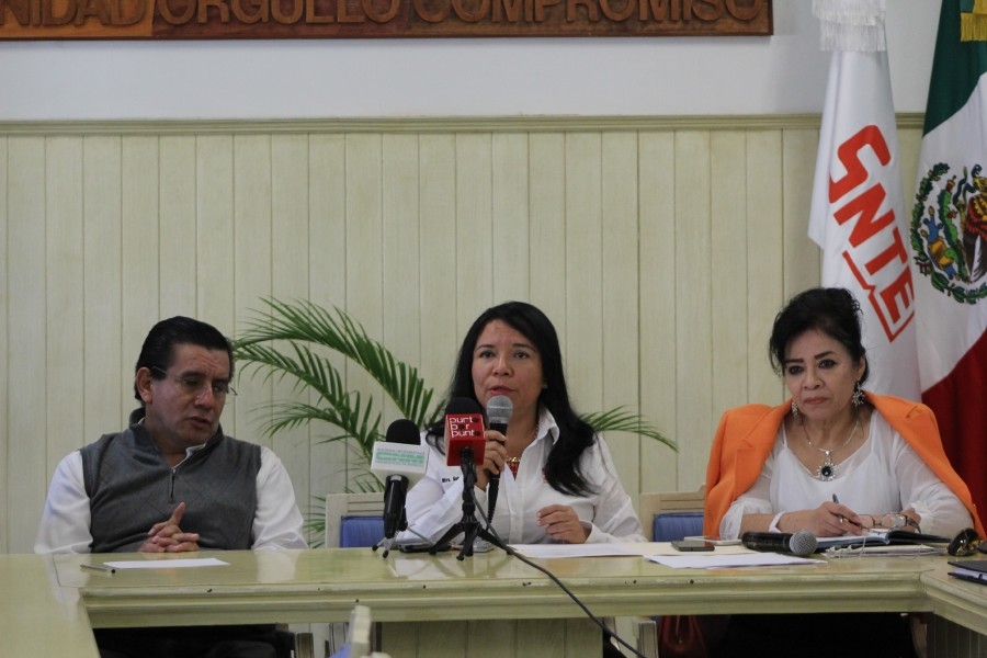 "O cumple con una prestación o cumple", responde el SNTE