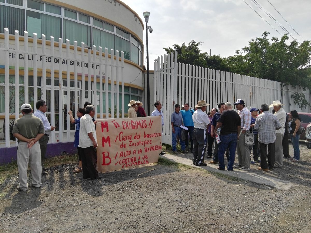 Se manifiestan en la Fiscalía Regional Surponiente por detención de cinco personas en Zacatepec
