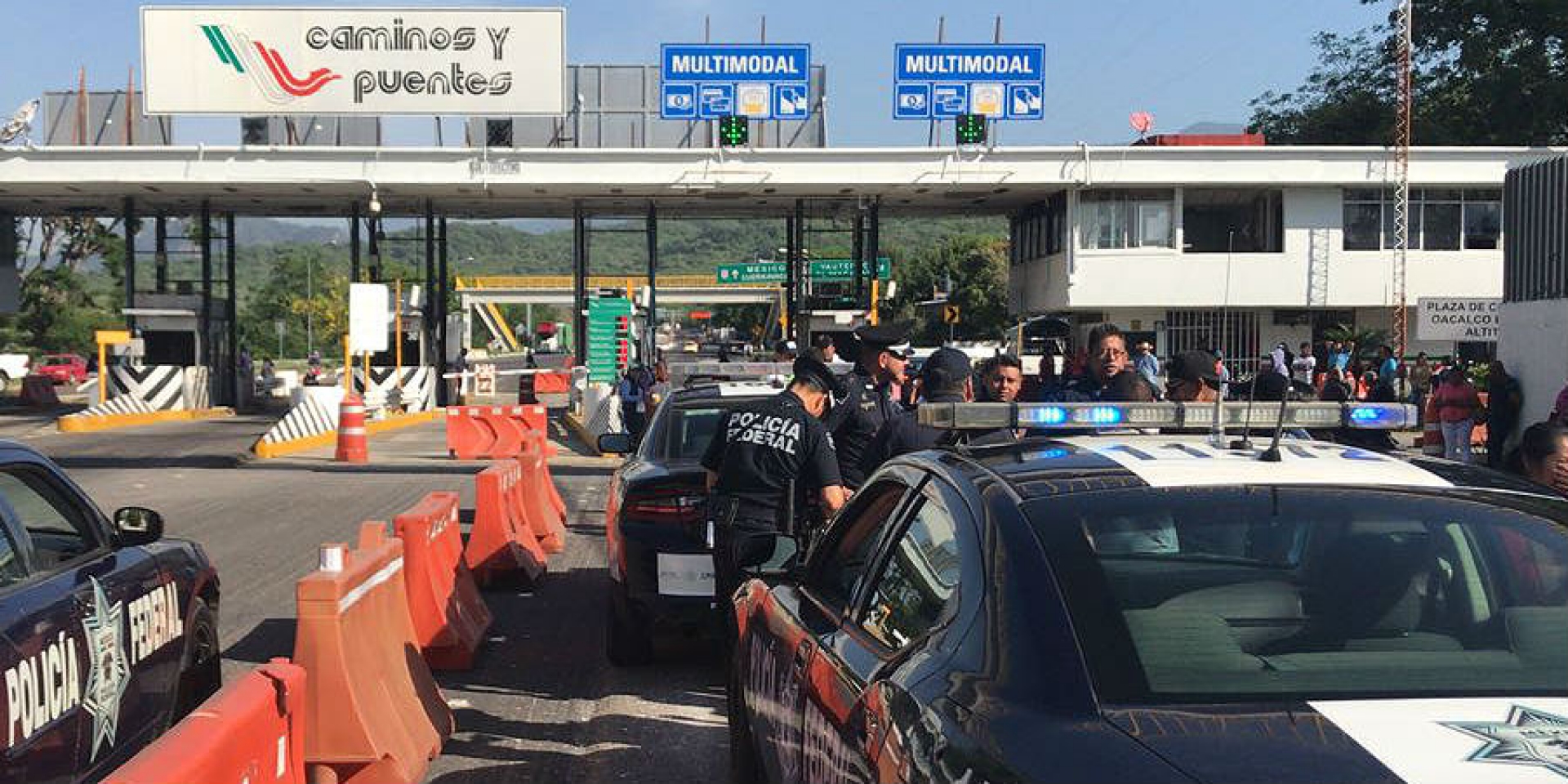 Se manifiestan habitantes de Amilcingo en la caseta de Oacalco