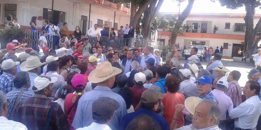 Integrantes de la Asociación Cívica Morelense se manifiestan en el Ayuntamiento capitalino