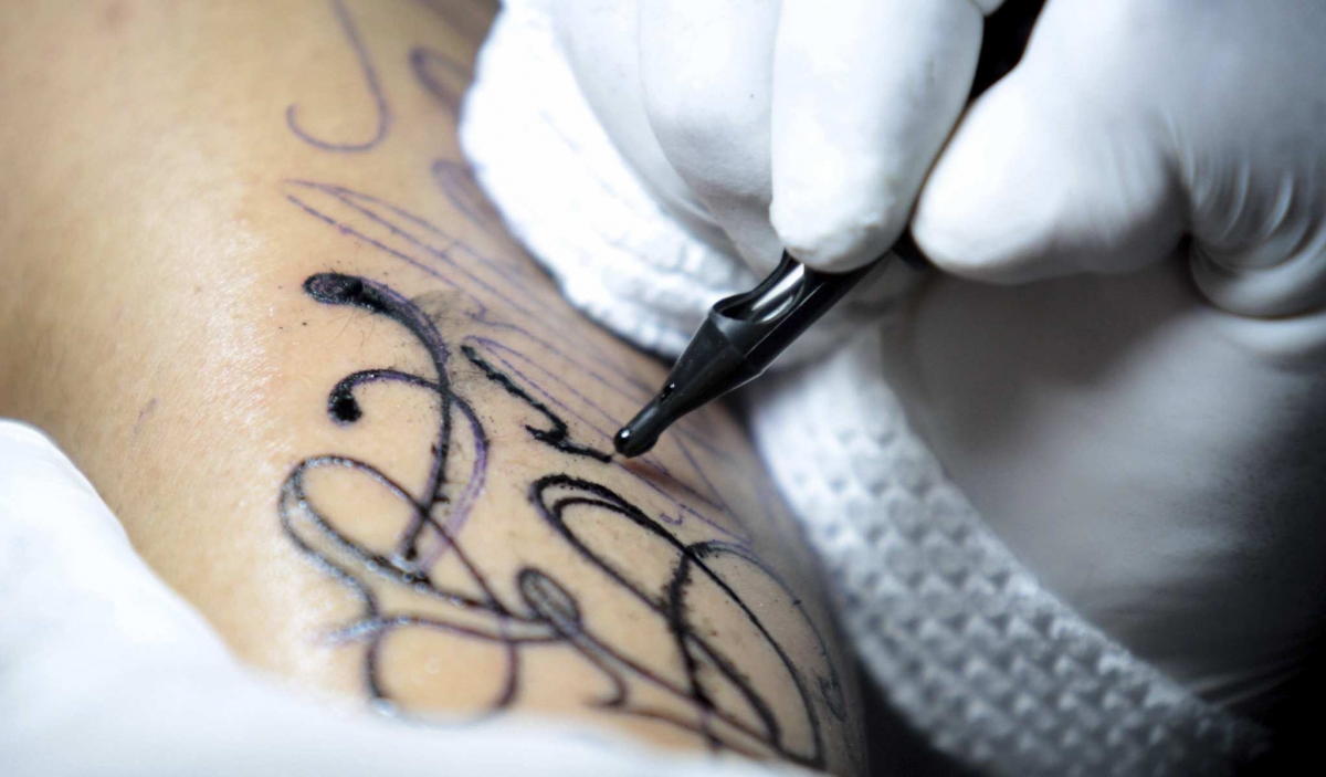 ¿Has sido discriminado o negado algún trabajo por estar tatuado? Esto te interesará