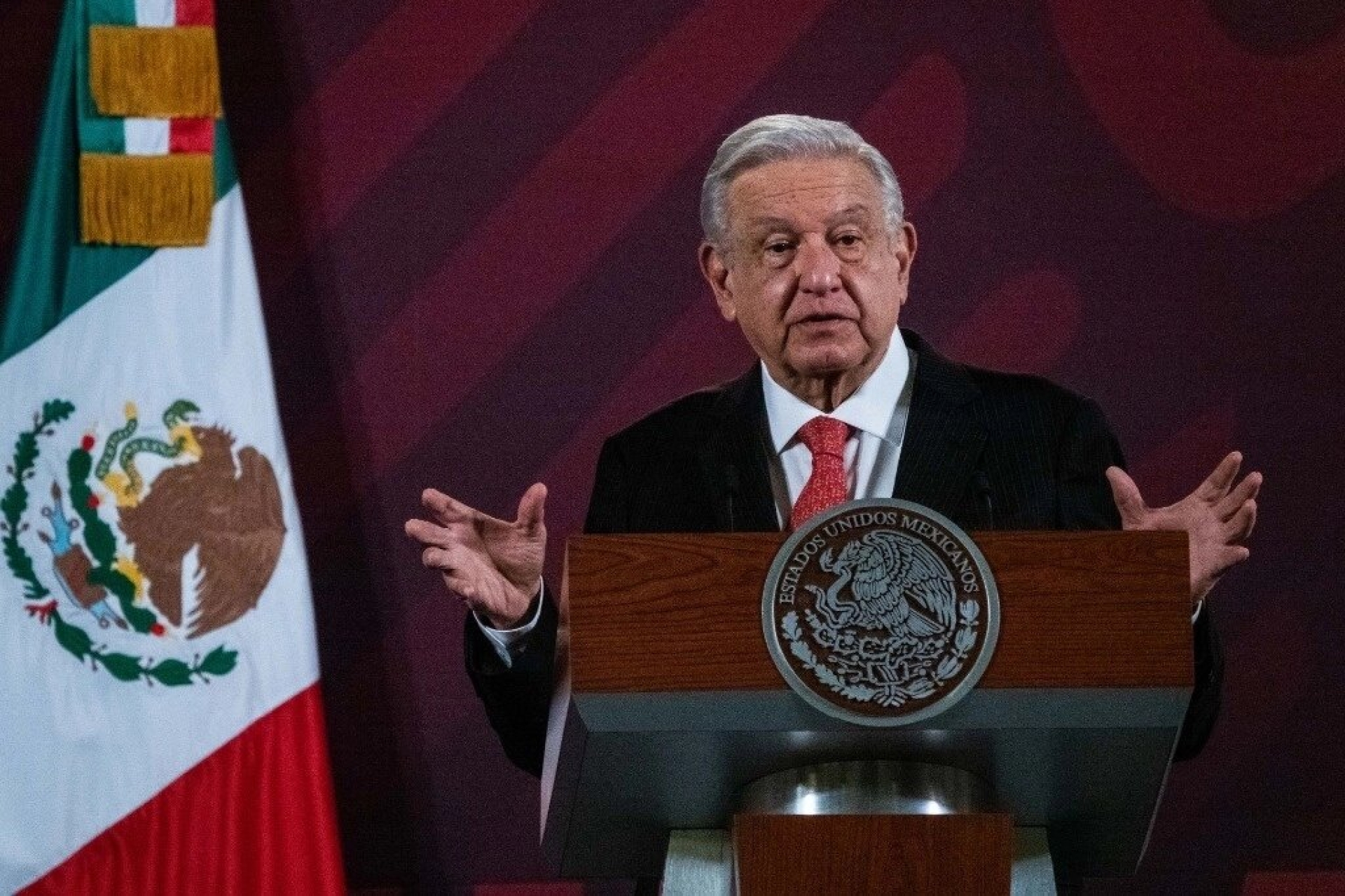 AMLO defiende condecoración a Cienfuegos:  '¿Por qué les molesta?'