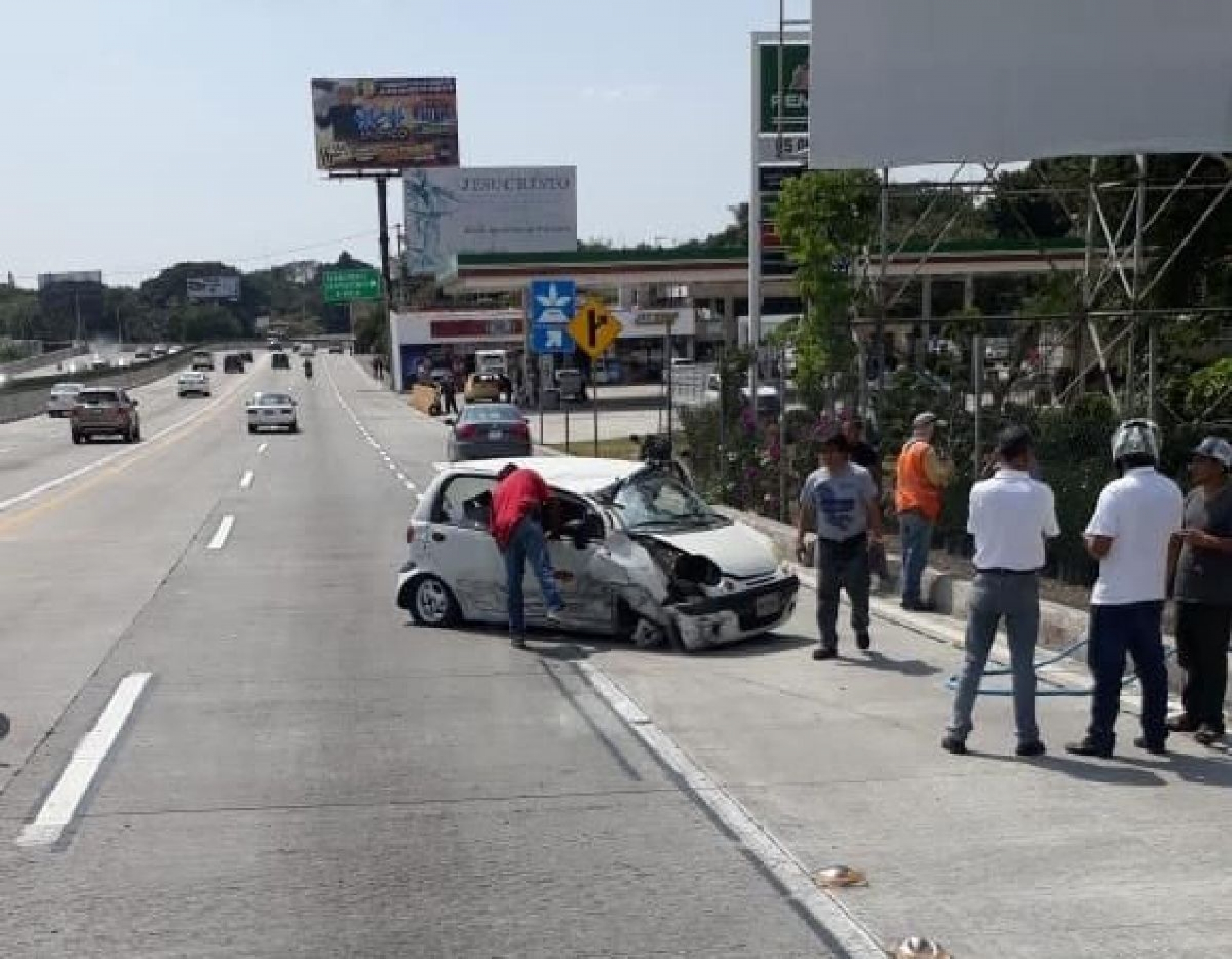 Volcadura en el Paso Exprés deja un herido