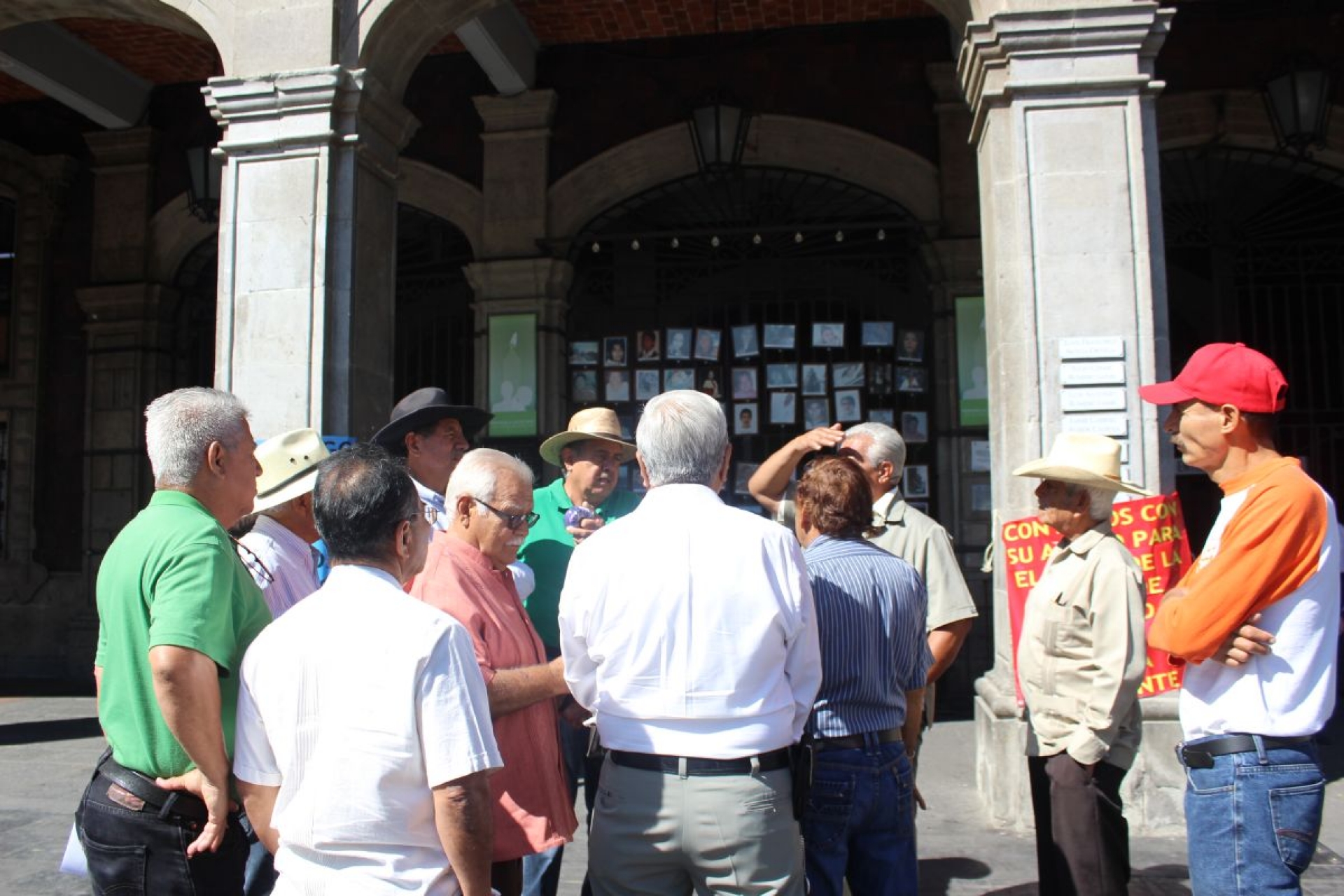Maestros jubilados amenazan con protestas