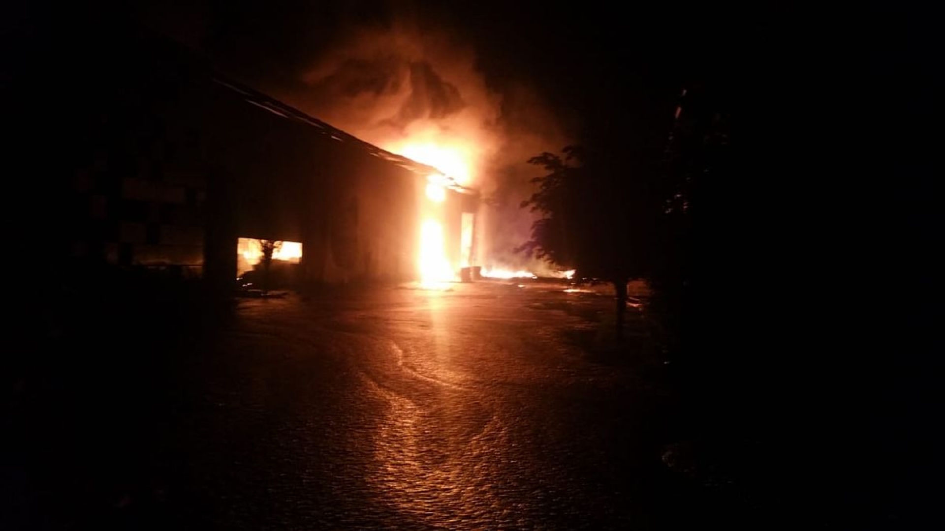Riesgo potencial de intoxicación en bodega incendiada en Ayala