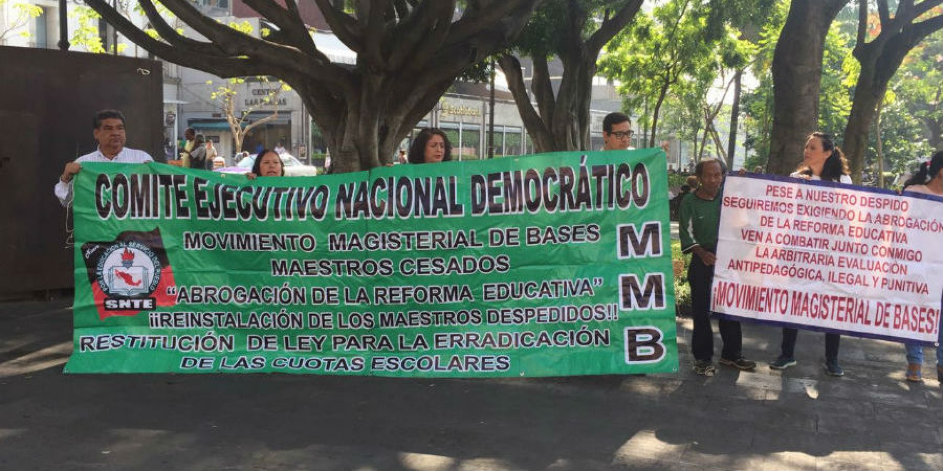 Se manifiesta MMB en Cuernavaca, en el Día del Maestro