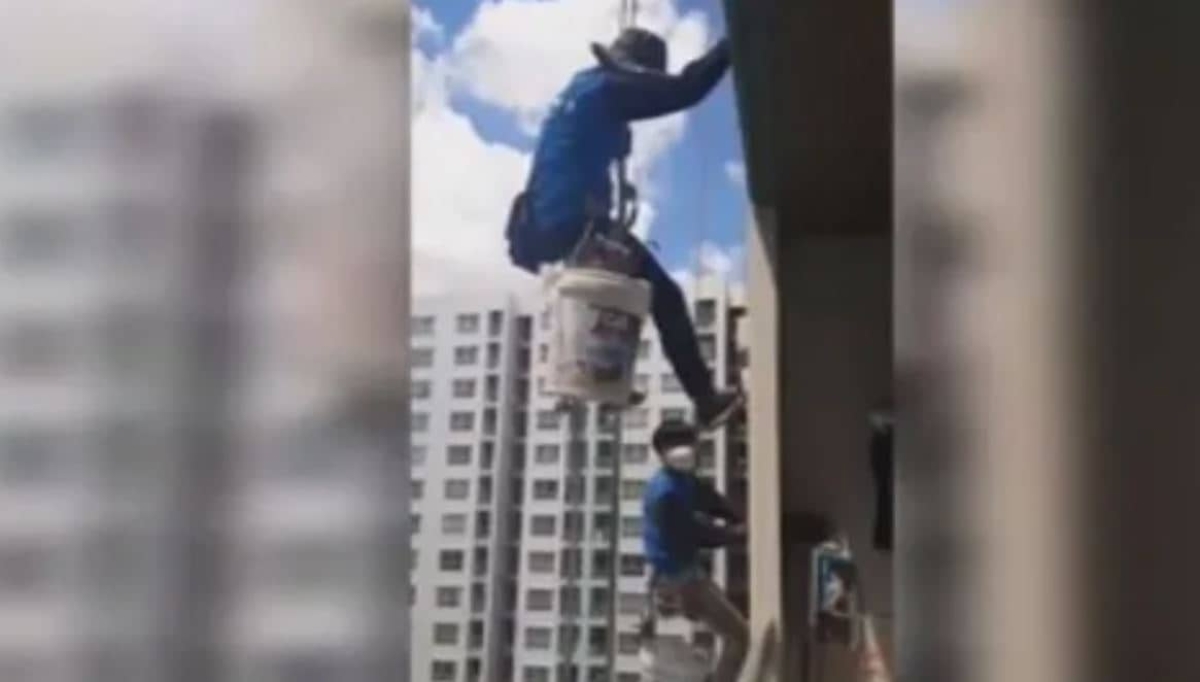 Mujer corta cuerdas de seguridad de pintores