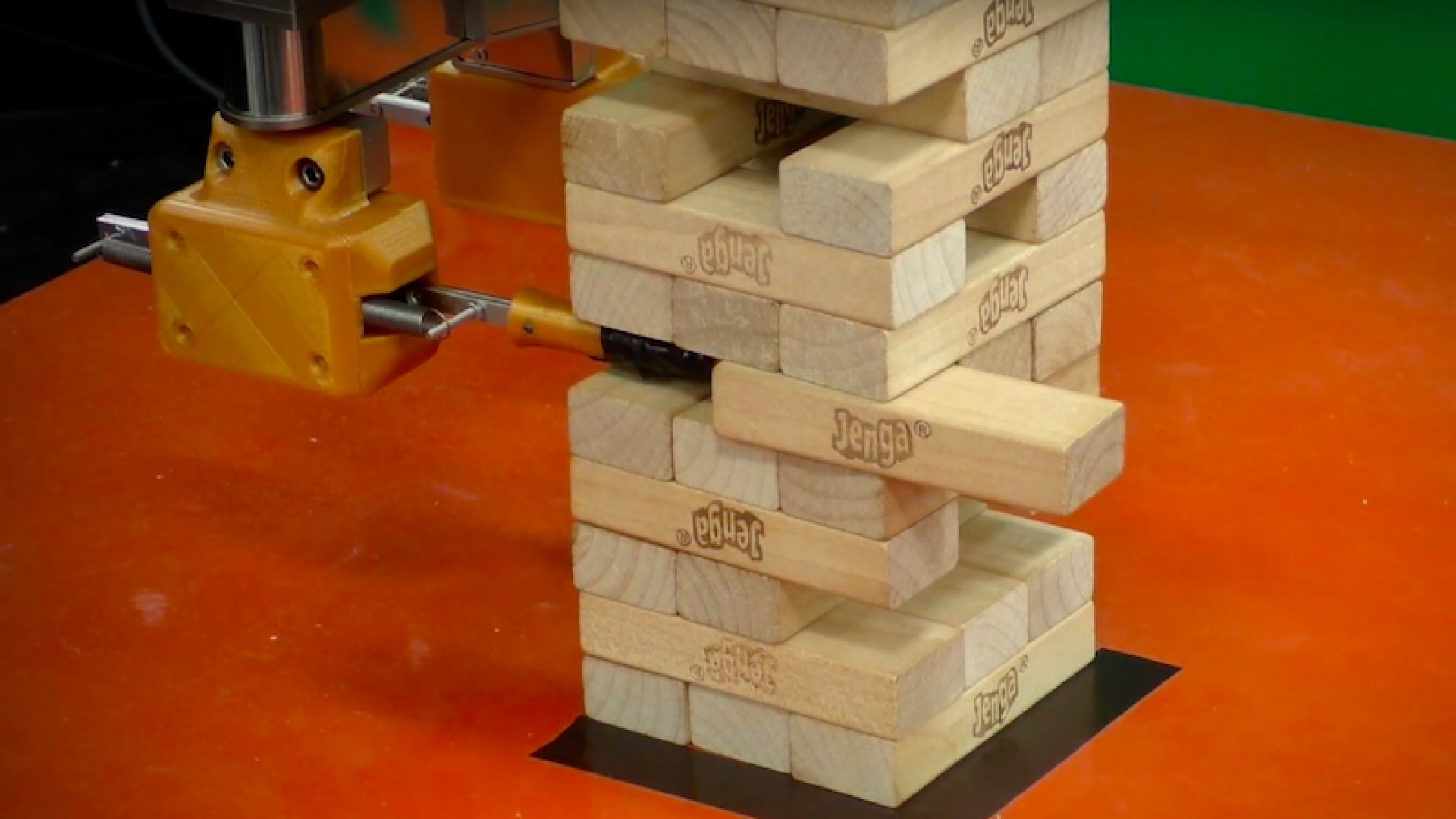 Este robot guiado por IA está aprendiendo a jugar Jenga como un humano