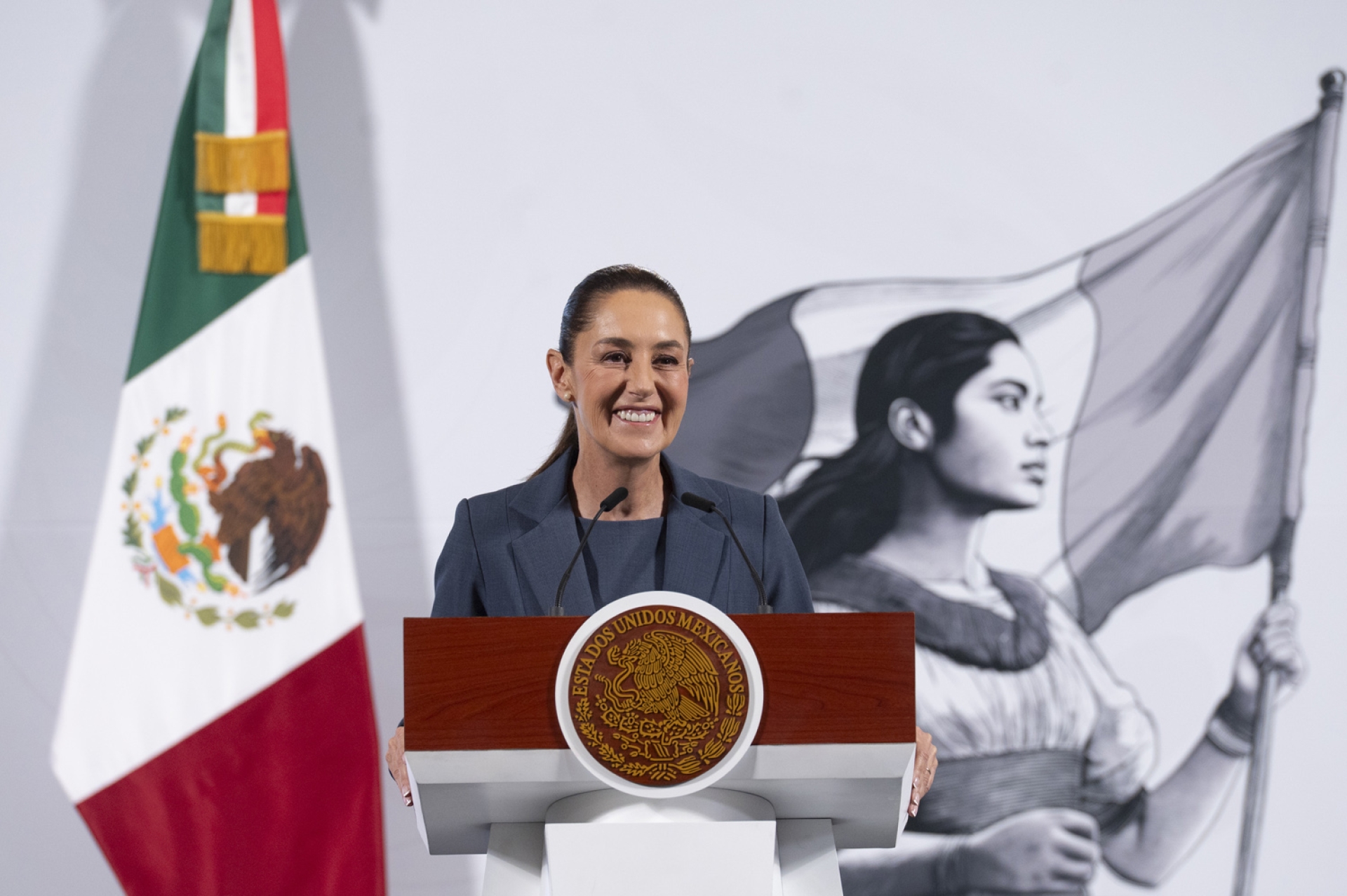 Sheinbaum defiende a Ariadna Montiel ante reclamos de diputados de Morena