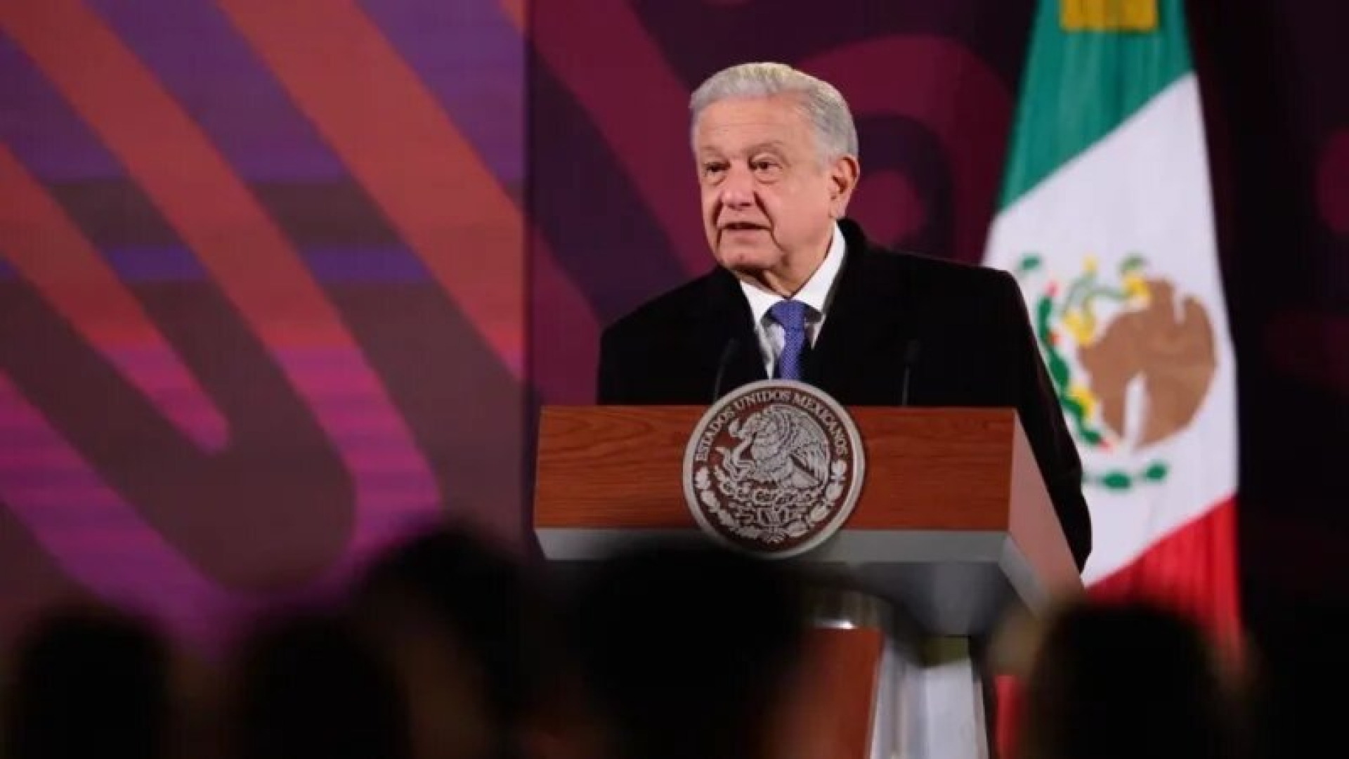 AMLO califica de 'politiquería' campamento militar de Texas contra migrantes