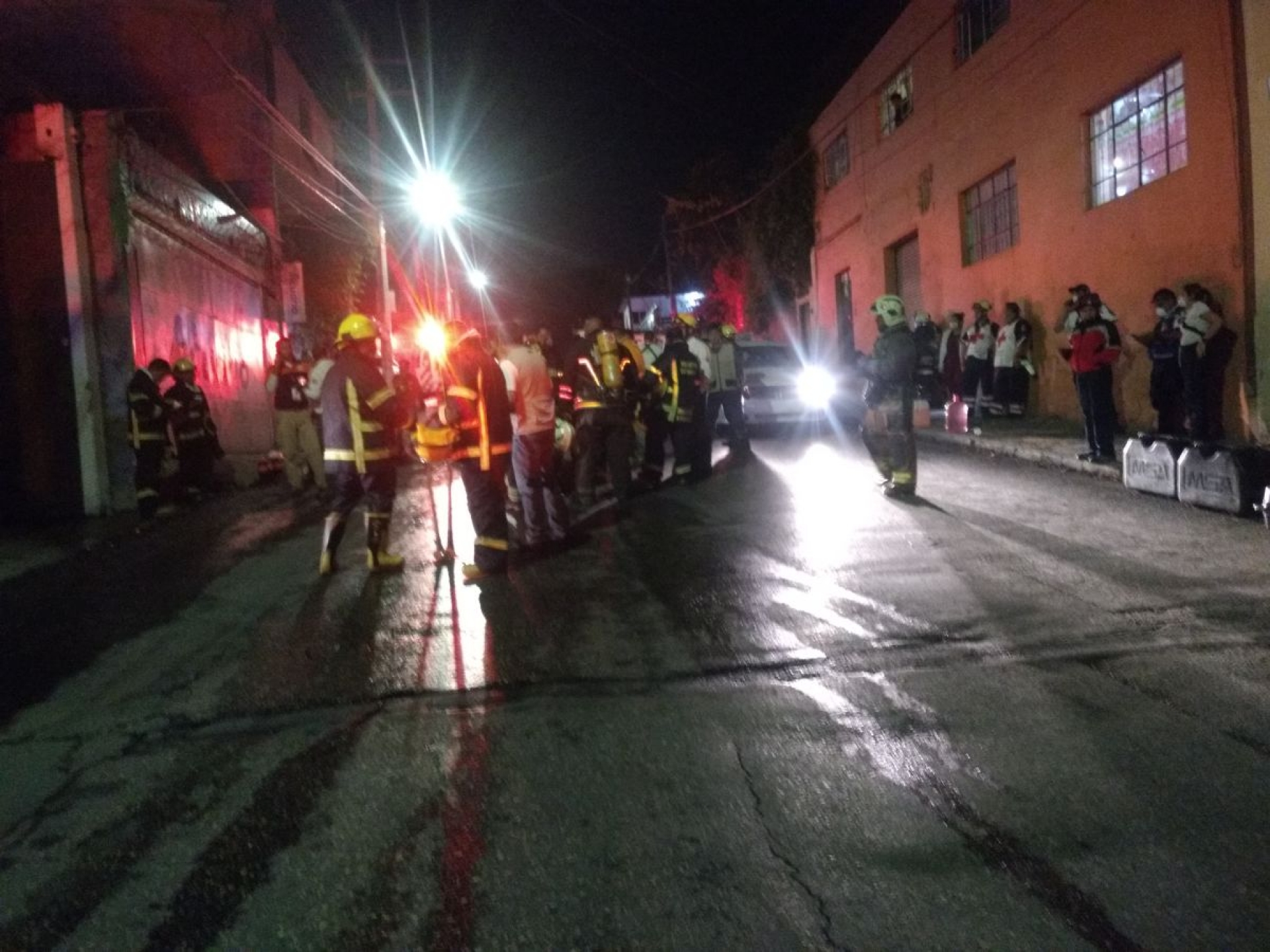 Incendio en bodega de plásticos deja cuantiosos daños