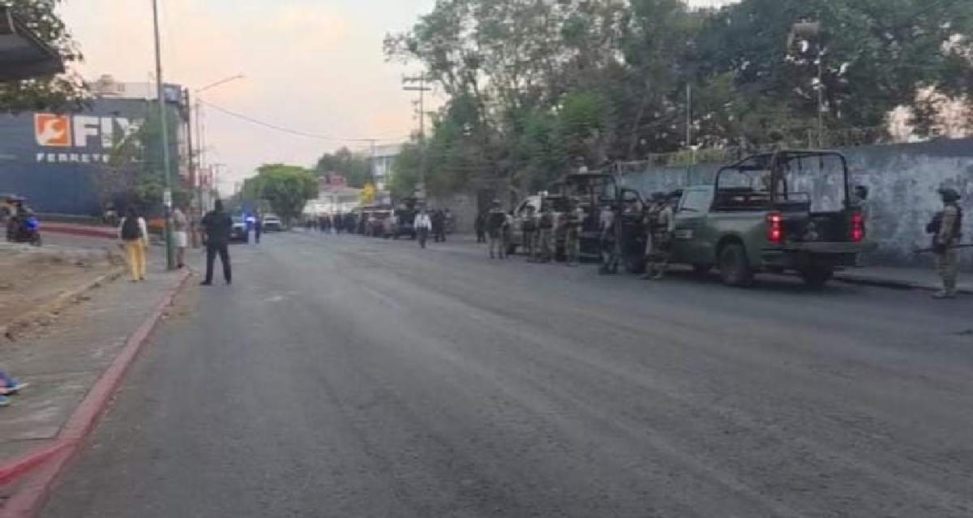 Vecinos de la Estación agreden a policías y militares
