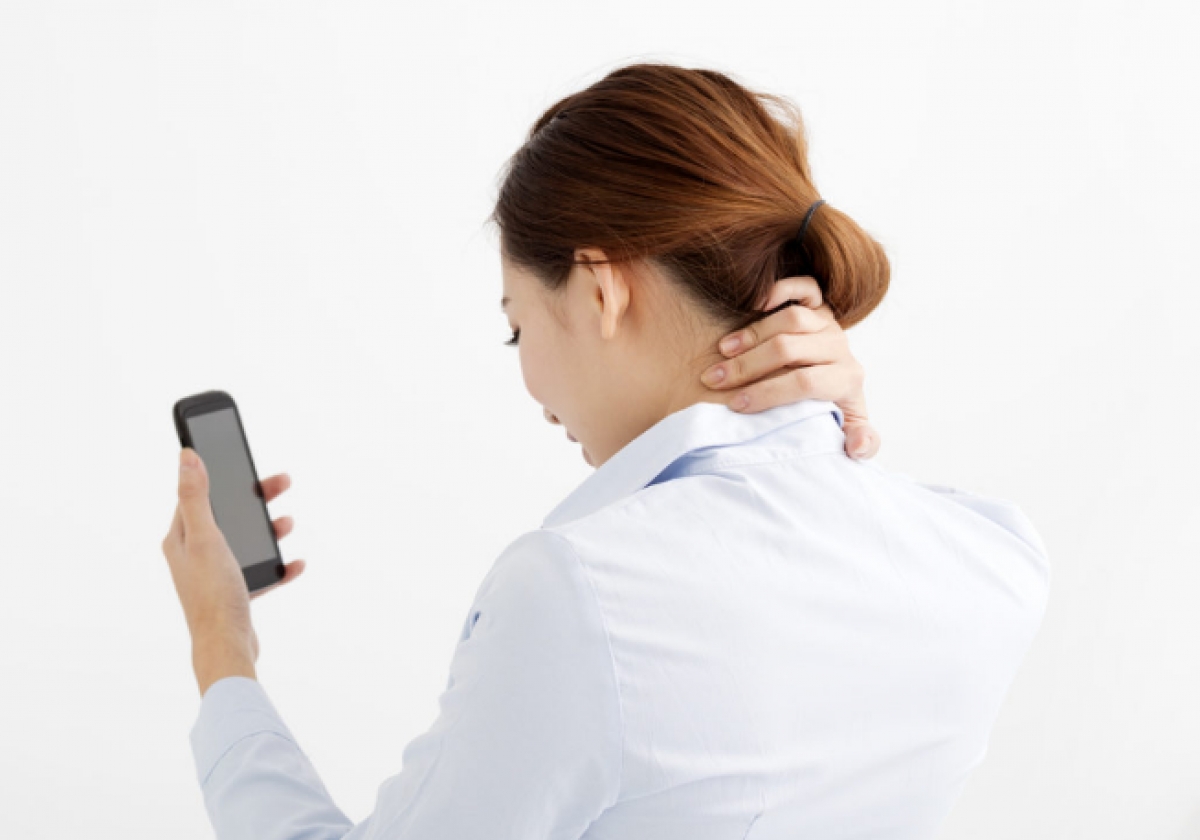 ¿Qué es el "Text neck" y como evitarlo?