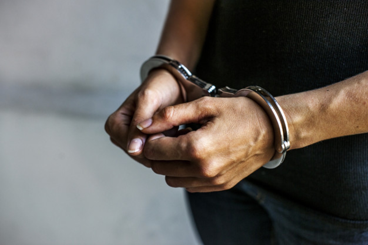 Hombre armado conducía una camioneta robada