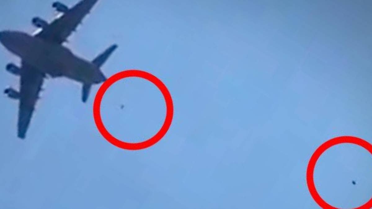 Fuerza Aérea de EU halla restos de civiles aferrados a avión en Afganistán