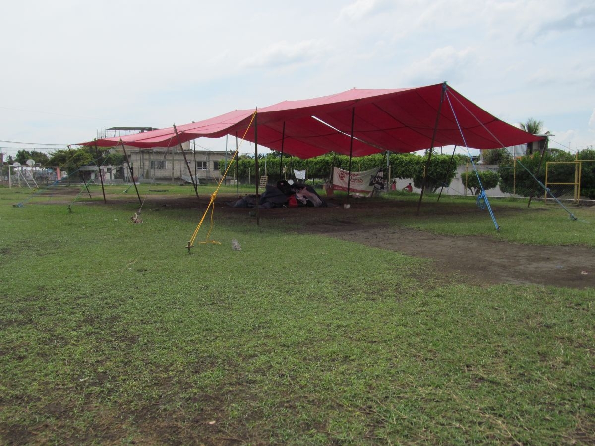Siempre sí se salen familias damnificadas de albergue en Zacatepec, pero se llevan todo
