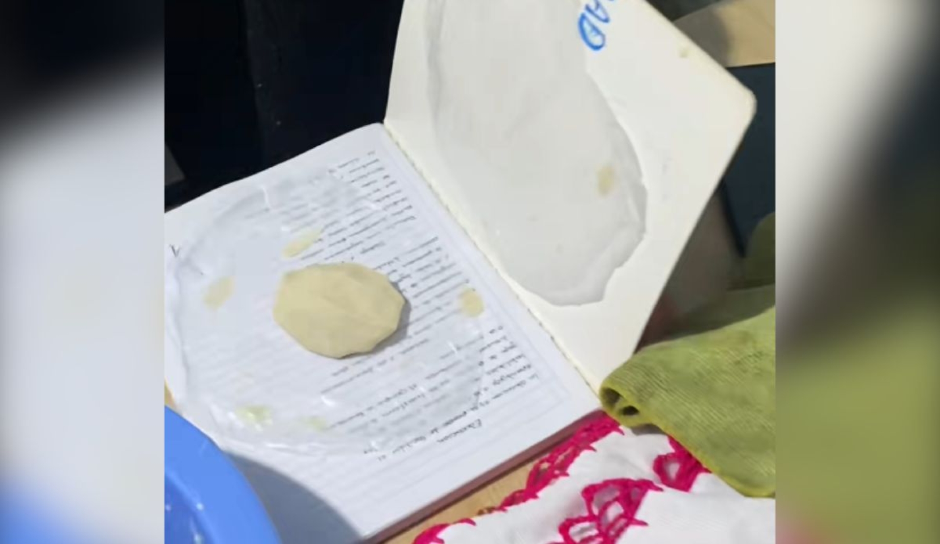 Mujer hace tortillas usando un cuaderno y sorprende a internautas mexicanos