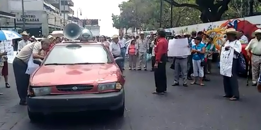 Entrega Asociación Cívica Morelense mil demandas de nulidad en contra de resoluciones de la Tesorería capitalina