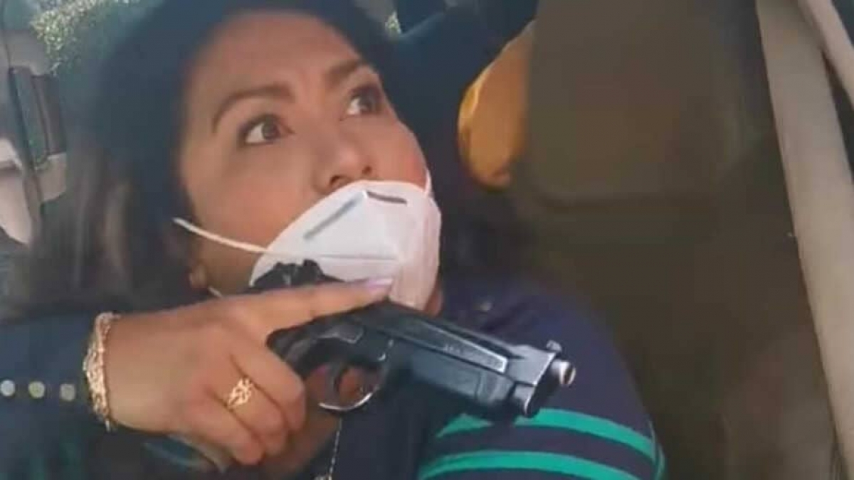 Surge #LadyPistola supuesta policía golpea a mamá de un detenido
