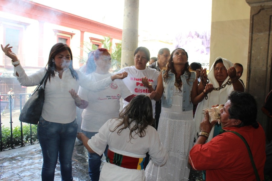 Con un plantón en el Congreso, familiares de Gisela Mota exigen remover a la alcaldesa de Temixco