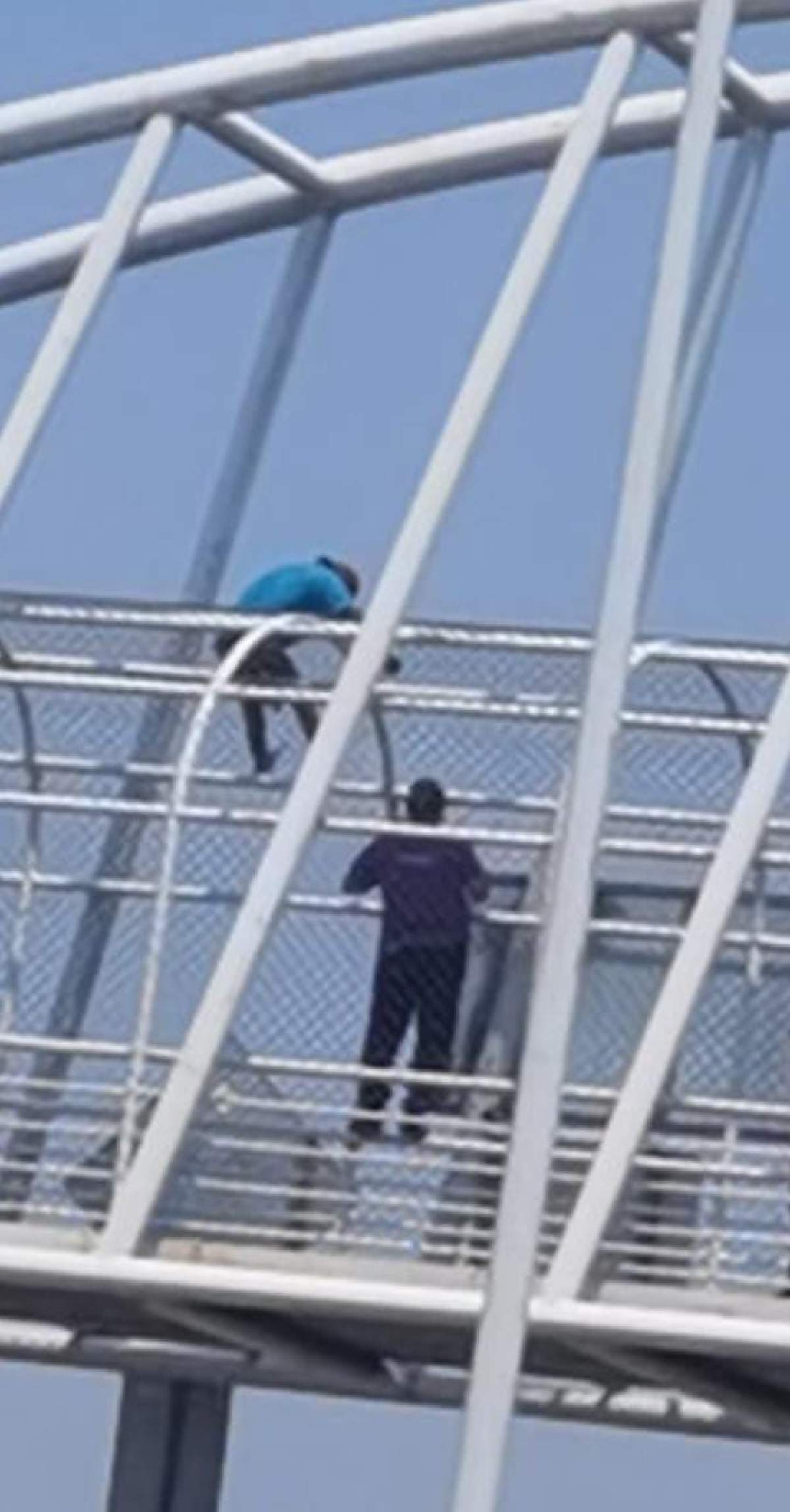 Vecinos evitan un suicidio en un puente del Paso Exprés